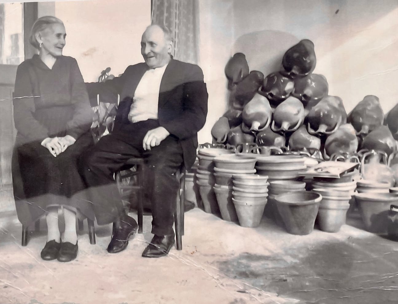 Giuseppe e Virginia, i genitori di Amelia, davanti alle brocche di terracotta di casa.